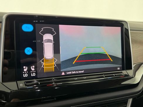 Used 2025 Volkswagen Atlas SE image 22