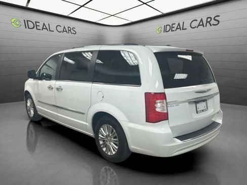 Used 2016 Chrysler Town & Country Limited FWD image 7