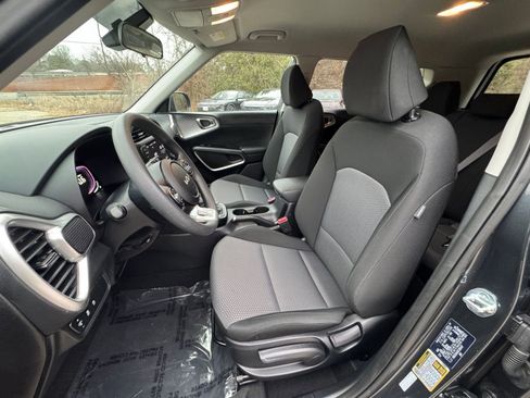 Used 2025 Kia Soul LX w/ LX Technology Package image 31