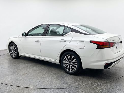 Used 2025 Nissan Altima 2.5 SV FWD image 6