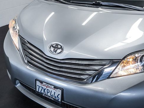 Used 2014 Toyota Sienna XLE w/ XLE Premium Package image 10