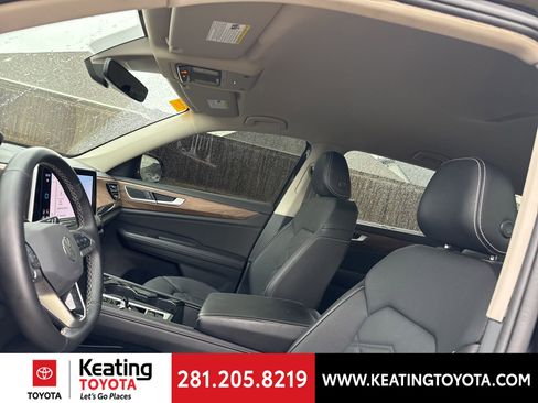 Used 2025 Volkswagen Atlas SE image 16