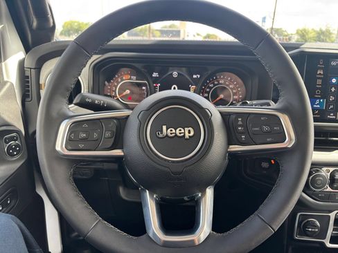Used 2025 Jeep Wrangler Unlimited Sahara AWD/4WD image 28