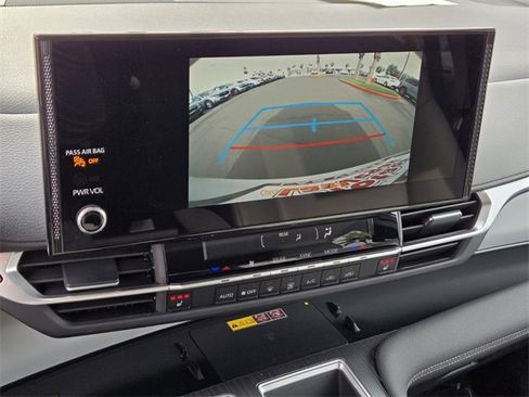 Used 2025 Toyota Sienna XLE image 25