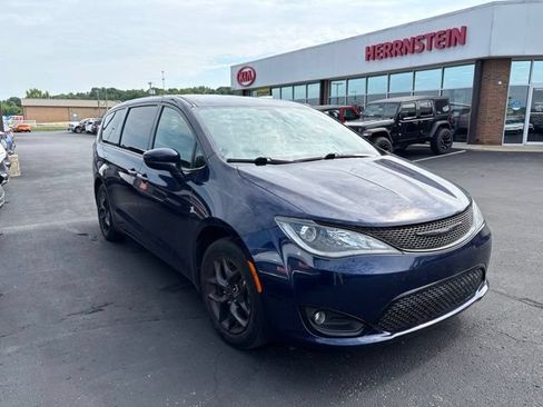 Used 2020 Chrysler Pacifica Touring w/ S Appearance Package FWD image 1