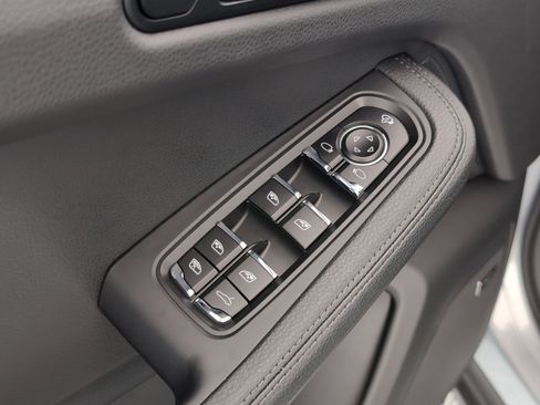 Certified 2025 Porsche Macan AWD/4WD image 17