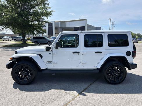 Used 2025 Jeep Wrangler Unlimited Sahara AWD/4WD image 8