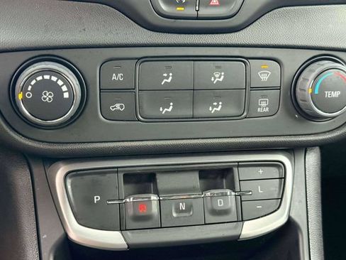 Used 2024 GMC Terrain SLE FWD image 27