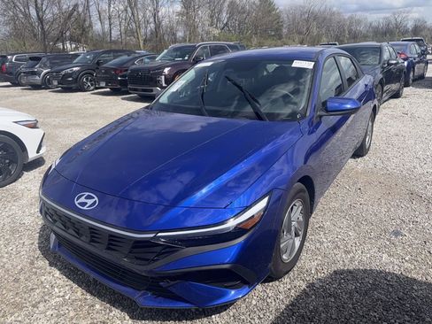 Used 2025 Hyundai Elantra SE image 1