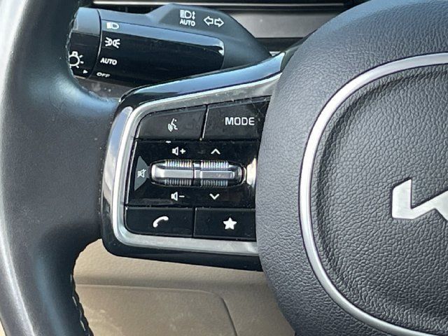 Used 2025 Kia Carnival FWD image 12