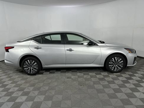 Used 2024 Nissan Altima 2.5 SV image 9