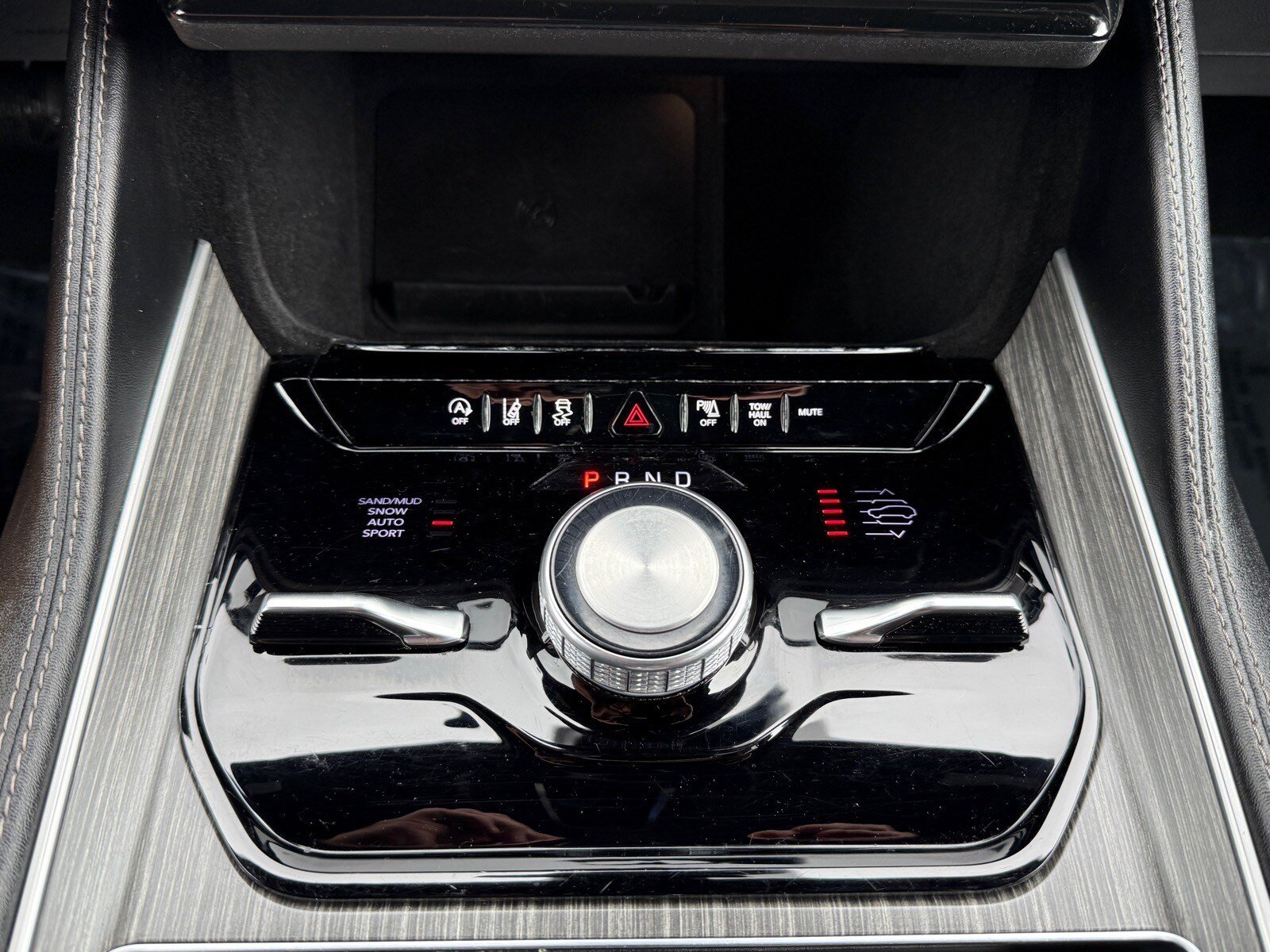Used 2024 Jeep Wagoneer Series III AWD/4WD image 19