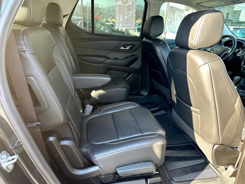 Used 2021 Chevrolet Traverse LT image 12