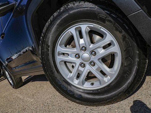 Used 2023 Jeep Grand Cherokee Laredo image 2