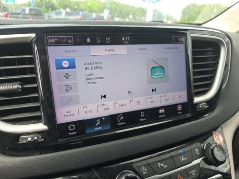 Used 2023 Chrysler Pacifica Touring-L FWD image 10