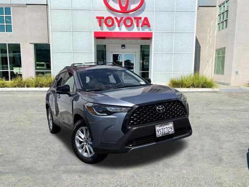 Used 2025 Toyota Corolla Cross LE AWD/4WD image 2