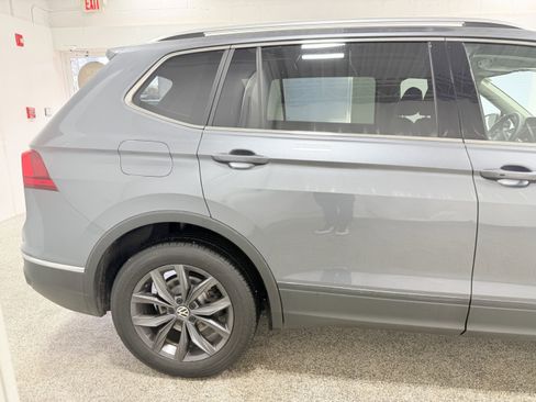 Used 2022 Volkswagen Tiguan SE w/ Panoramic Sunroof Package image 9