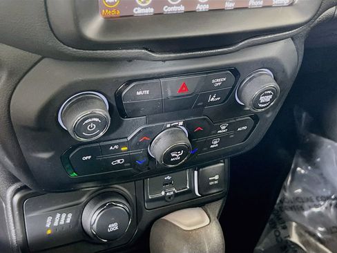 Used 2022 Jeep Renegade Altitude w/ Convenience Group AWD/4WD image 15