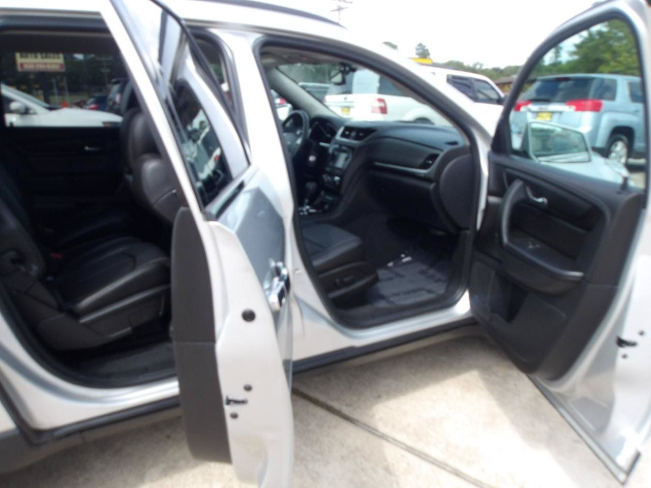 Used 2017 Chevrolet Traverse LT FWD image 6