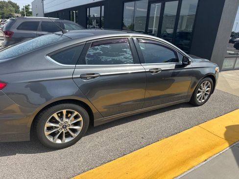 Used 2017 Ford Fusion SE w/ Fusion SE Technology Package FWD image 2