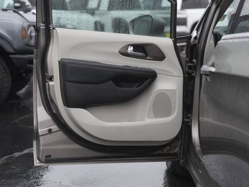 Used 2017 Chrysler Pacifica Touring-L image 31