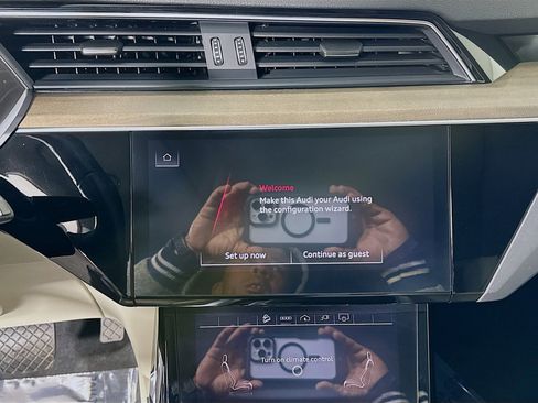 Used 2024 Audi Q8 e-tron Premium Plus w/ Premium Plus Package image 18