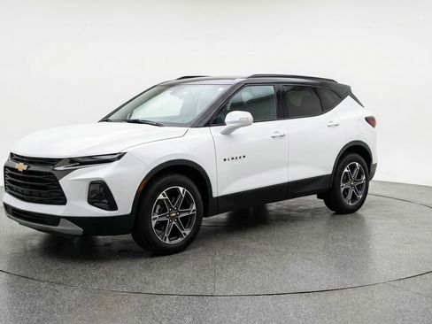 Used 2025 Chevrolet Blazer LT FWD image 3