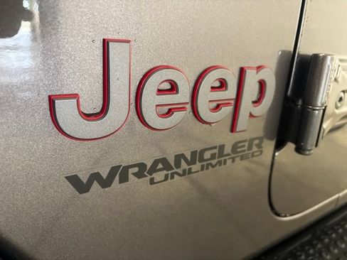 Used 2019 Jeep Wrangler Unlimited Rubicon w/ LED Lighting Group AWD/4WD image 13