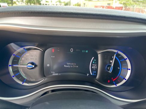 Used 2024 Chrysler Pacifica Limited FWD image 18