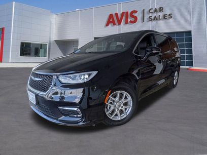 Used 2025 Chrysler Pacifica Select