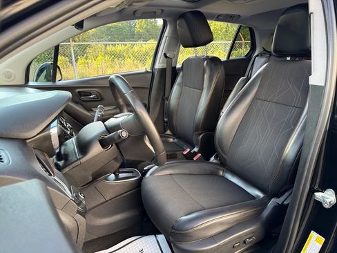 Used 2020 Chevrolet Trax LT w/ Sun & Sound Package AWD/4WD image 27