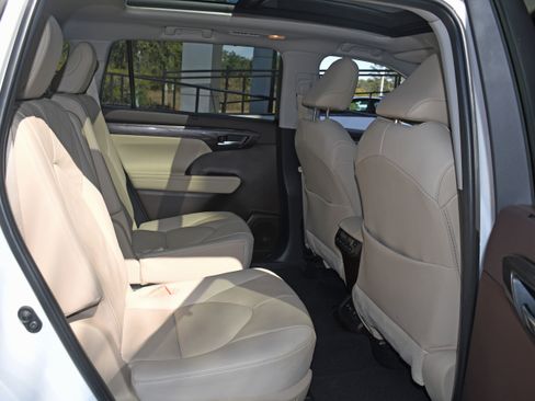 Used 2020 Toyota Highlander Platinum image 22