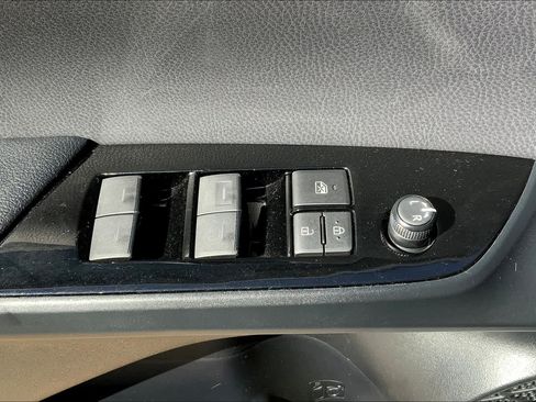 Used 2020 Toyota Prius LE FWD image 33