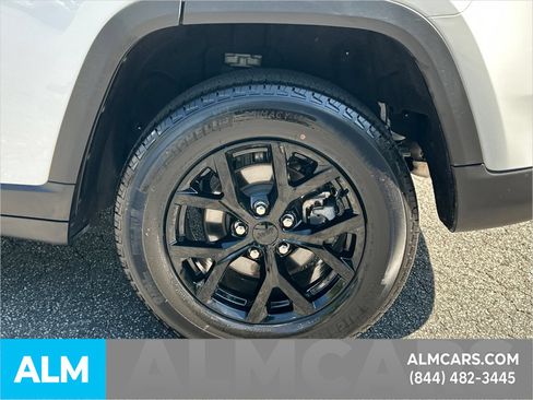 Used 2025 Jeep Grand Cherokee Altitude AWD/4WD image 22