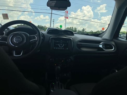 Used 2021 Jeep Renegade Latitude FWD image 28