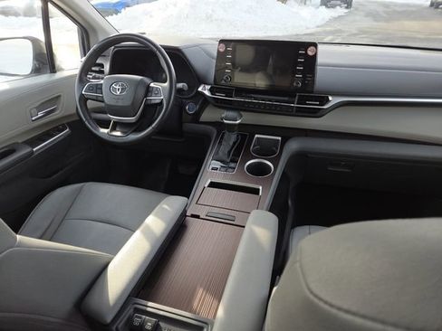 Used 2024 Toyota Sienna XLE image 28
