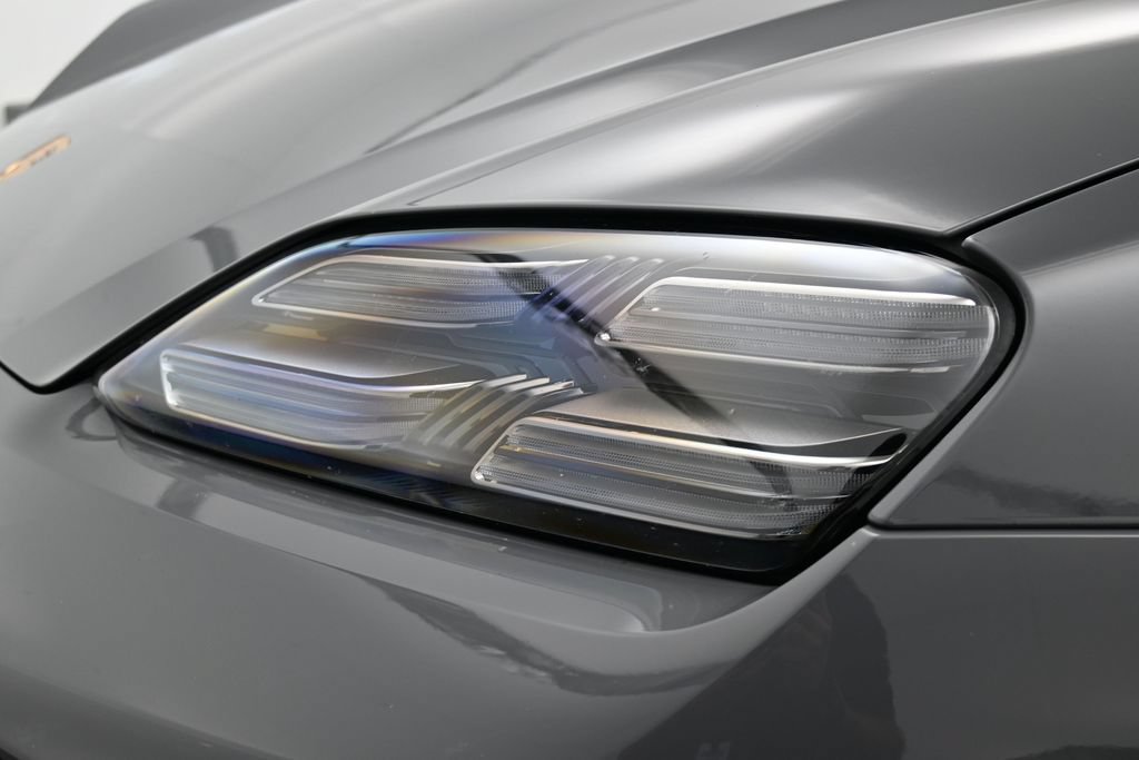 Certified 2025 Porsche Macan 4 Electric AWD/4WD image 39
