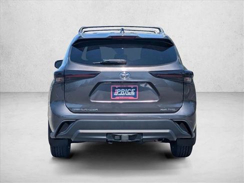 Used 2021 Toyota Highlander XLE AWD/4WD image 6