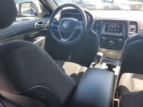 Used 2019 Jeep Grand Cherokee Laredo RWD image 9