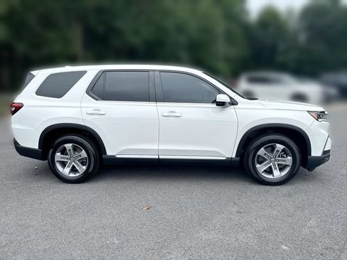 Used 2025 Honda Pilot EX-L image 9