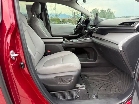 Used 2025 Toyota Sienna XLE AWD/4WD image 28