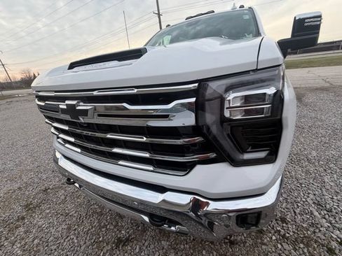 Used 2025 Chevrolet Silverado 2500 LTZ w/ LTZ Plus Package AWD/4WD image 4