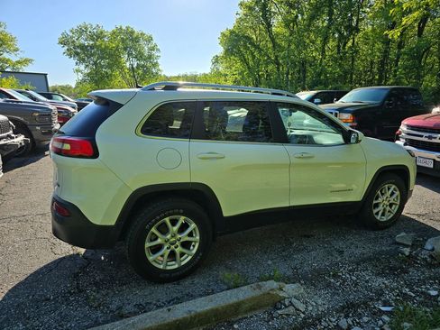 Used 2018 Jeep Cherokee Latitude Plus w/ Cold Weather Group AWD/4WD image 8