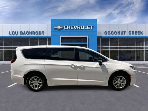Used 2024 Chrysler Pacifica Touring FWD image 9
