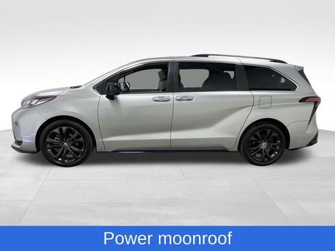 Used 2022 Toyota Sienna XSE w/ XSE Plus Package image 2