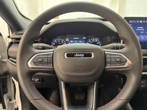 Used 2025 Jeep Compass Trailhawk AWD/4WD image 15