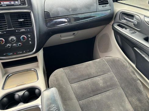 Used 2015 Dodge Grand Caravan SXT FWD image 17