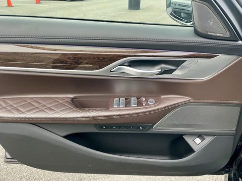 Used 2022 BMW 750i xDrive w/ Luxury Rear Seating Package image 12