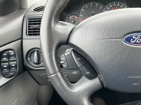 Used 2005 Ford Focus ZX5 Hatchback image 5