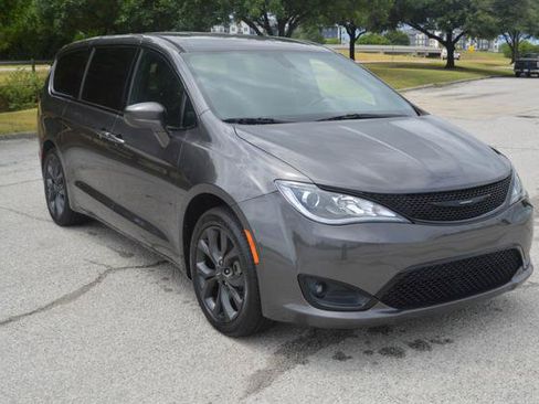 Used 2018 Chrysler Pacifica Touring Plus w/ S Appearance Package FWD image 2